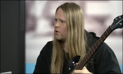 Complétez : 
"Ljósið andaðist, logar..."