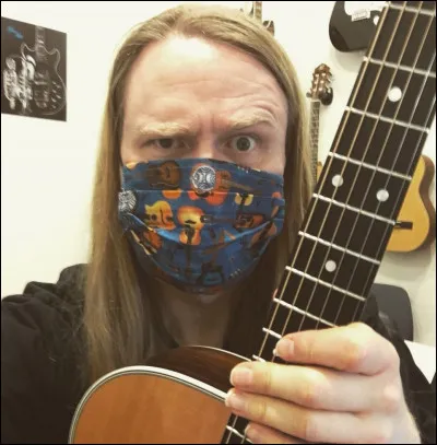 Complétez : 
"Við lágum tvö í myrkrinu, heyrðum börnin..."