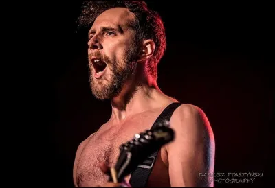 Complétez : 
"Hann er beygður maður og..."