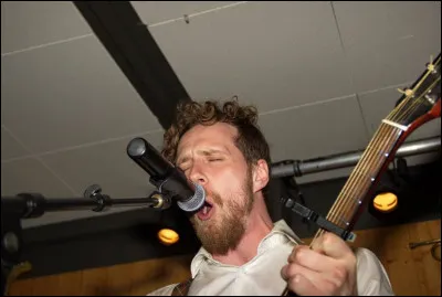 Complétez : 
"Bæjargöngin gengur..."