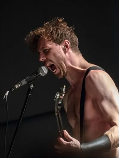 Complétez : 
"Kveikir þú upp eld á... ?"