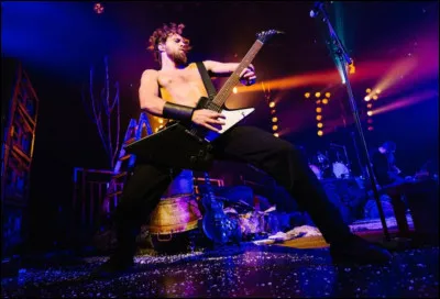 Complétez : 
"Og varga af öðrum..."