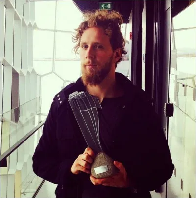 Complétez : 
"Frost, þú mátt festa..."