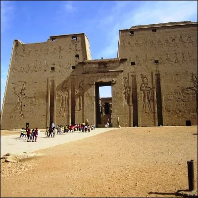 Quel terme d&eacute;signe &agrave; la fois un support m&eacute;tallique pour des antennes de communication et une porte monumentale d�entr&eacute;e pour un temple de l�&Eacute;gypte antique ?