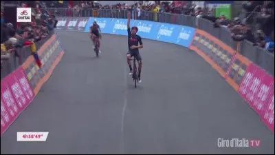 Quand Miguel Angel Lopez s'impose en haut du col de la Loze, son équipe Astana collecte...