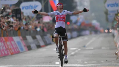 Alexey Lutsenko est le premier de l'édition à s'imposer en solitaire. Il lève les bras au...