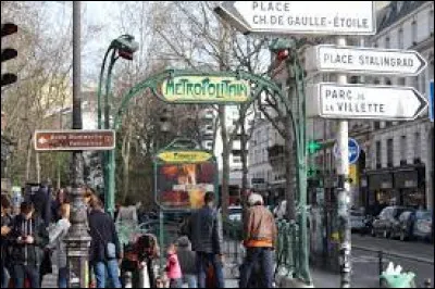 Un p'tit jet d'eau - Une station de m&eacute;tro - Entour&eacute;e de bistrots ...