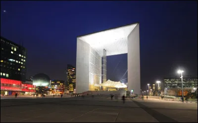 Quelle est la hauteur de la Grande Arche de la Défense ?