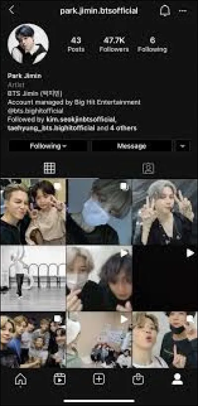 Tu es sur Instagram, soudain, ta meilleure amie te dis qu'elle a reçu une demande d'ami du vrai compte de Jimin du boysband BTS ! Comment réagis-tu ?