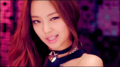 Est-ce que dans la chanson "Boombayah", Jennie a un chewing-gum dans le début de la chanson ?