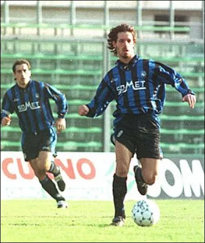 En février 1997, quel numéro l'Atalanta décide de retirer à la suite du décès de son ancien joueur Federico Pisani dans un accident de voiture ?