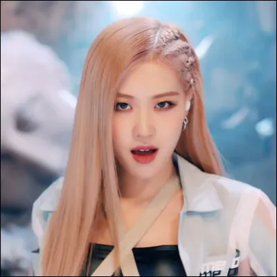 Dans quel "M/V", Rose a-t-elle les cheveux rouges ?