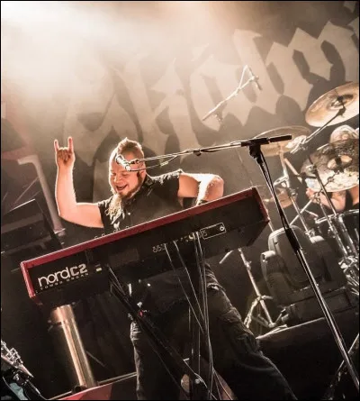 Complétez : 
"Virðingar hann vann sér..."