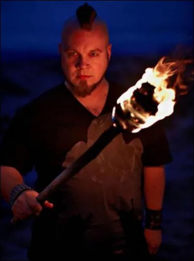 Complétez : 
"Beit þá sundur blaðið
Blóð ég fékk í..."