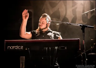 Complétez : 
"Ljúkum..."