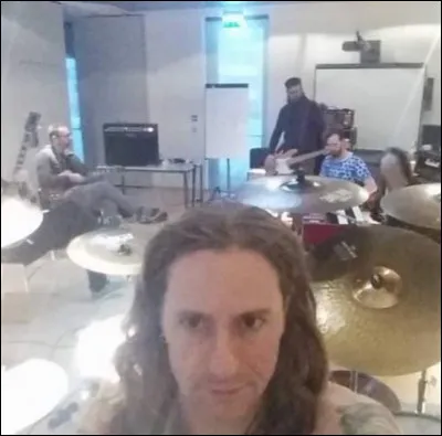 Complétez : 
"Trylltur er Váli, tennurnar..."