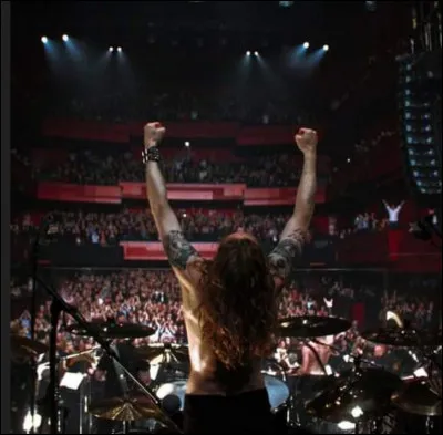 Complétez : 
"Áfram !
Þjáningarhljóðin í aukana..."