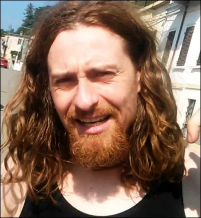 Complétez : 
"Áfram !
Innyflin rífur og..."