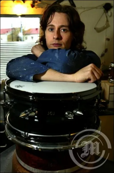 Complétez : 
"Vægðarlaus rífur nú hana á..."