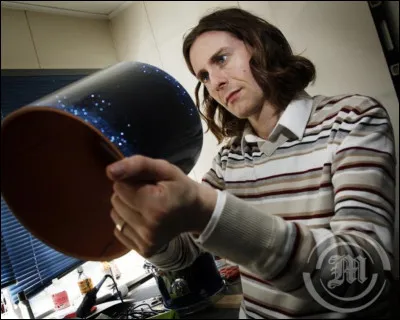 Complétez : 
"Sárin öll fossa og sjóðheitur..."