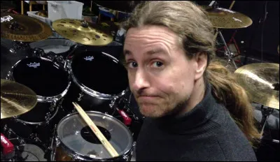 Complétez : 
"Hjálparlaus álengdar horfi ég..."