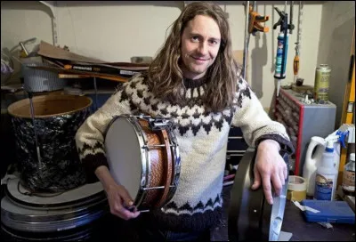 Complétez : 
"Náföla andlitið sýnir hún..."