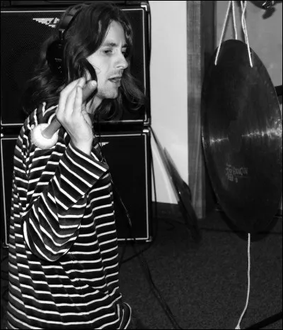 Complétez : 
"Loki þín gætir, Brynhildur.
Sargast öll grjótin í sárin þín..."