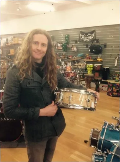 Complétez : 
"Loki þín gætir, Brynhildur.
Bróðir þinn seldi víst sál þína..."