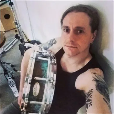 Complétez : 
"Brynhildi hjá og bíð þess er..."