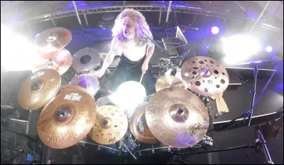 Complétez : 
"Hvernig skal greitt og hver hefur... ?"