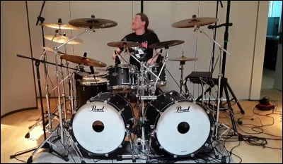 Complétez : 
"Áfram !
Loki nú umbreytir syninum..."