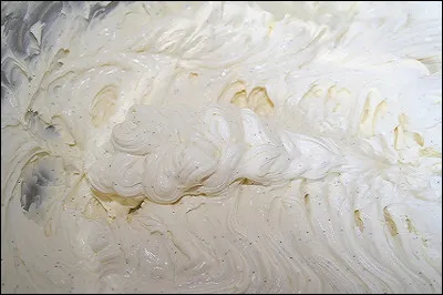 Le fait de fouetter une préparation produit une expansion.