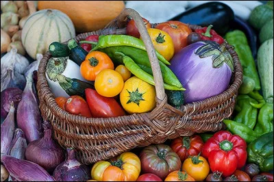 On découpe les légumes en petits bâtonnets.