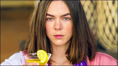 On voit une femme se débarrasser d'un couteau dans un lac, en le jetant. De qui s'agit-il ?