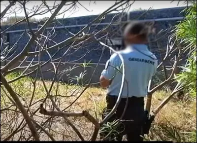 Dans les buissons, un militaire est muni d'une jumelle laser afin de détecter des personnes qui ne respectent pas la limitation de vitesse. Comment nomme-t-on ce gendarme ?