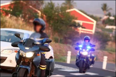 Puis, quand une voiture qui roule un peu trop vite, il signale à ses collègues à moto pour qu'ils procèdent à son...