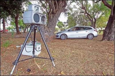 Dans le sens opposé de la circulation, ce radar est installé afin de que le dispositif de contrôle soit le plus large que possible. Quel surnom donne-t-on à ce radar ?