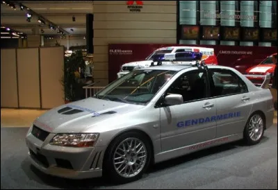 Si par malheur une personne cherche à semer les forces de l'ordre dans le but d'échapper au contrôle, ce véhicule se tient prêt à le poursuivre. Il apparaît dans un film, lequel ?