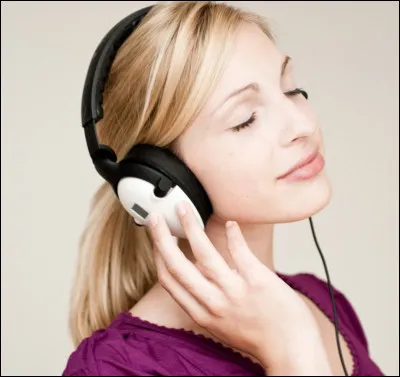 En quelle année la société fondée par John Koss met au point le casque stéréo ?