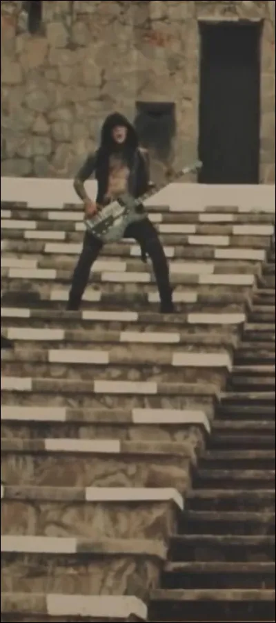 Dans quel clip voit-on Gared Dirge comme ceci ?