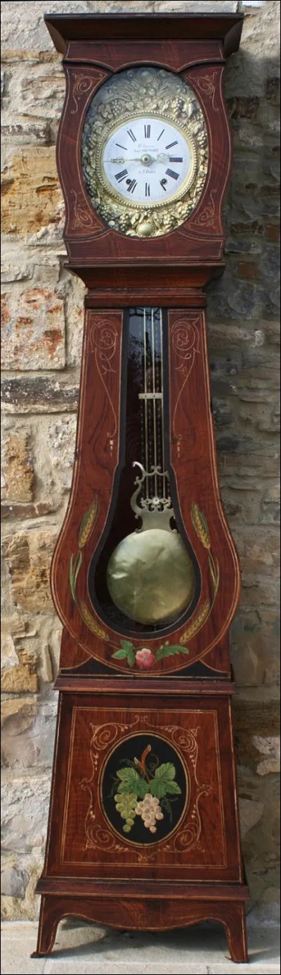 Une Comtoise est une horloge deux corps avec des rouages indépendants entrainés par deux poids en fonte et régulée par un balancier.