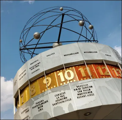 Une horloge atomique utilise la pérennité et l'immuabilité de la fréquence du rayonnement électromagnétique émis par un électron.