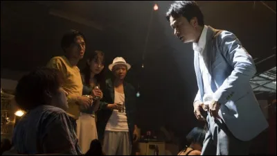 Un film de Sion Sono avec Kippei Shîna, Shinnosuke Mitsushima et Kyoko Hinami dans lequel de jeunes cinéastes sont embarqués dans une aventure sanglante par un escroc charismatique. Quel est ce film ?