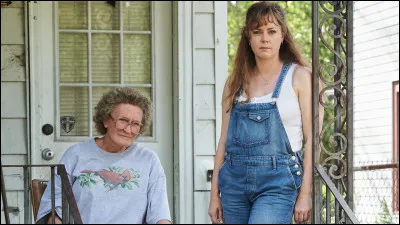 Un film de Ron Howard avec Amy Adams, Glenn Close et Gabriel Basso dans lequel un homme doit retourner là où il a grandit pour aider sa mère toxicomane. Quel est ce film ?