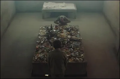 Un film de Galder Gaztelu-Urrutia avec Ivan Massagué, Zorion Eguileor et Antonia San Juan dans lequel un prisonnier va essayer de changer le système de cette "prison". Quel est ce film ?