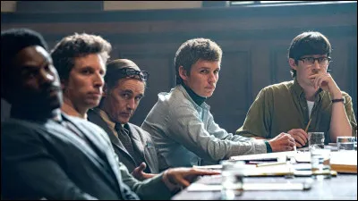 Un film de Aaron Sorkin avec Sacha Baron Cohen, Yahya Abdul-Mateen II, Joseph Gordon-Levitt, Eddie Redmayne, Michael Keaton, John Carroll Lynch et Kelvin Harrison Jr. dans lequel des manifestants se retrouvent sur le banc des accusés lors d'un procès. Quel est ce film ?