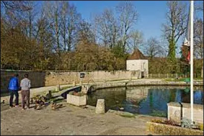 Nous terminons notre balade &agrave; la r&eacute;surgence du Creux Bleu, &agrave; Villecomte. Village de Bourgogne-Franche-Comt&eacute;, il se trouve dans le d&eacute;partement ...