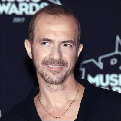 Quelle est cette chanson de Calogero : "Puis il explique à sa maîtresse / Pourquoi "parent" ne prend pas d'"s" / Des câlins il en voudrait tellement / Ne serait-ce qu'un par an" ?