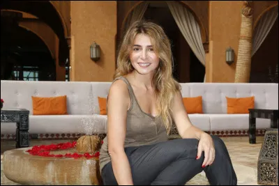 Quelle est cette chanson de Julie Zenatti : "Mais qui peut vivre là / Sans après, sans passé, sans joie / Qui rêvait de ça / Oh mais qui rêvait de ça / De cette réalité là" ?