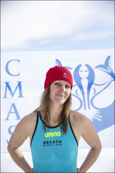 En mars 2021, sur combien de mètres la Finlandaise Johanna Nordblad a-t-elle nagé sous la glace, établissant un record absolu ?